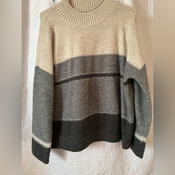 Universal Thread Color-block Sweater - Picture 2 of 6